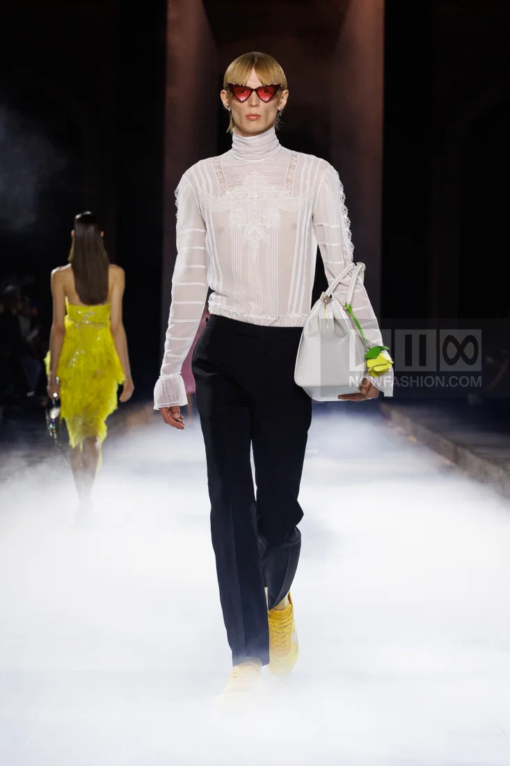 McQueen Paris - Ready To Wear Spring Summer 2025 Runway Photo | NOWFASHION