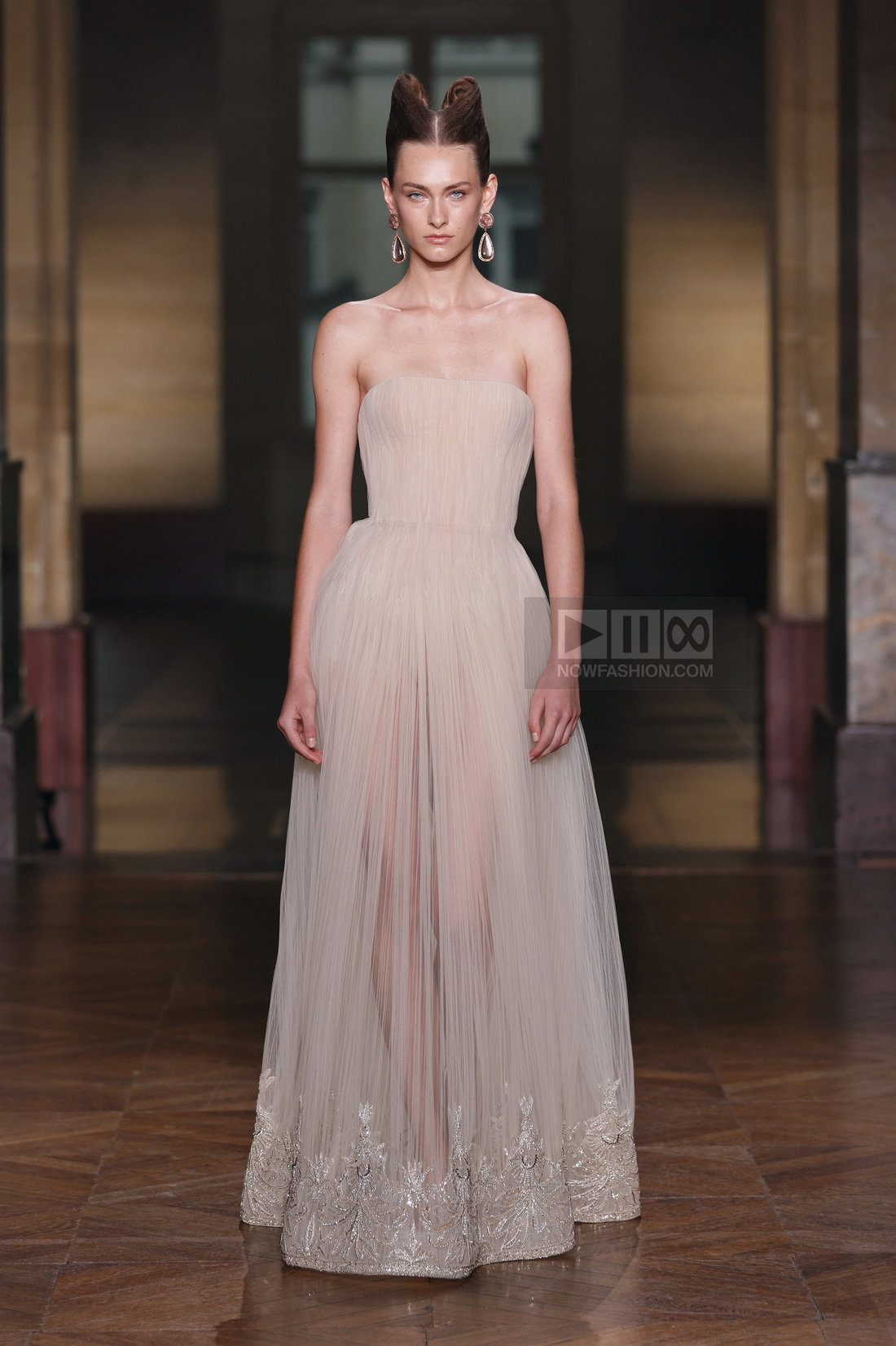 Georges Hobeika Couture Fall 2025 - Image 02 - NOWFASHION